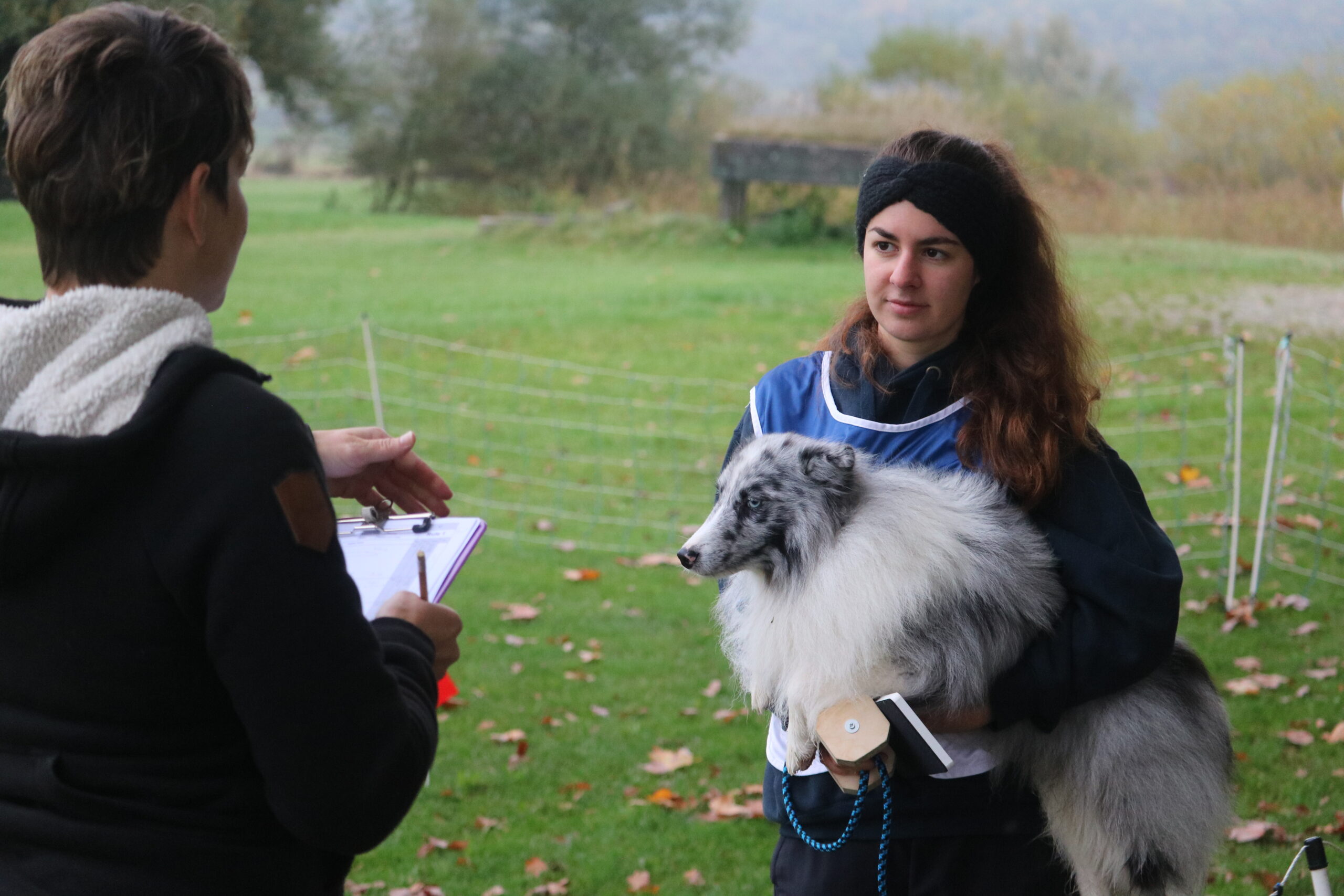 Astrid Haltner beim Richterkommentar für Sarah Jaberg mit Zachor, dem Bronzemedaille-Team in der Kategorie Rule 1.